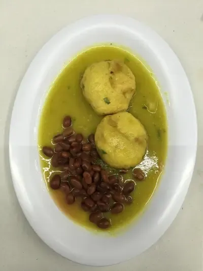 Albóndigas en salsa verde con frijoles